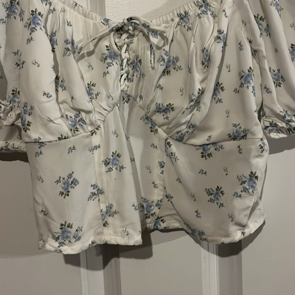 Hollister puff sleeve floral crop top - Size XS - Picture 4 of 5